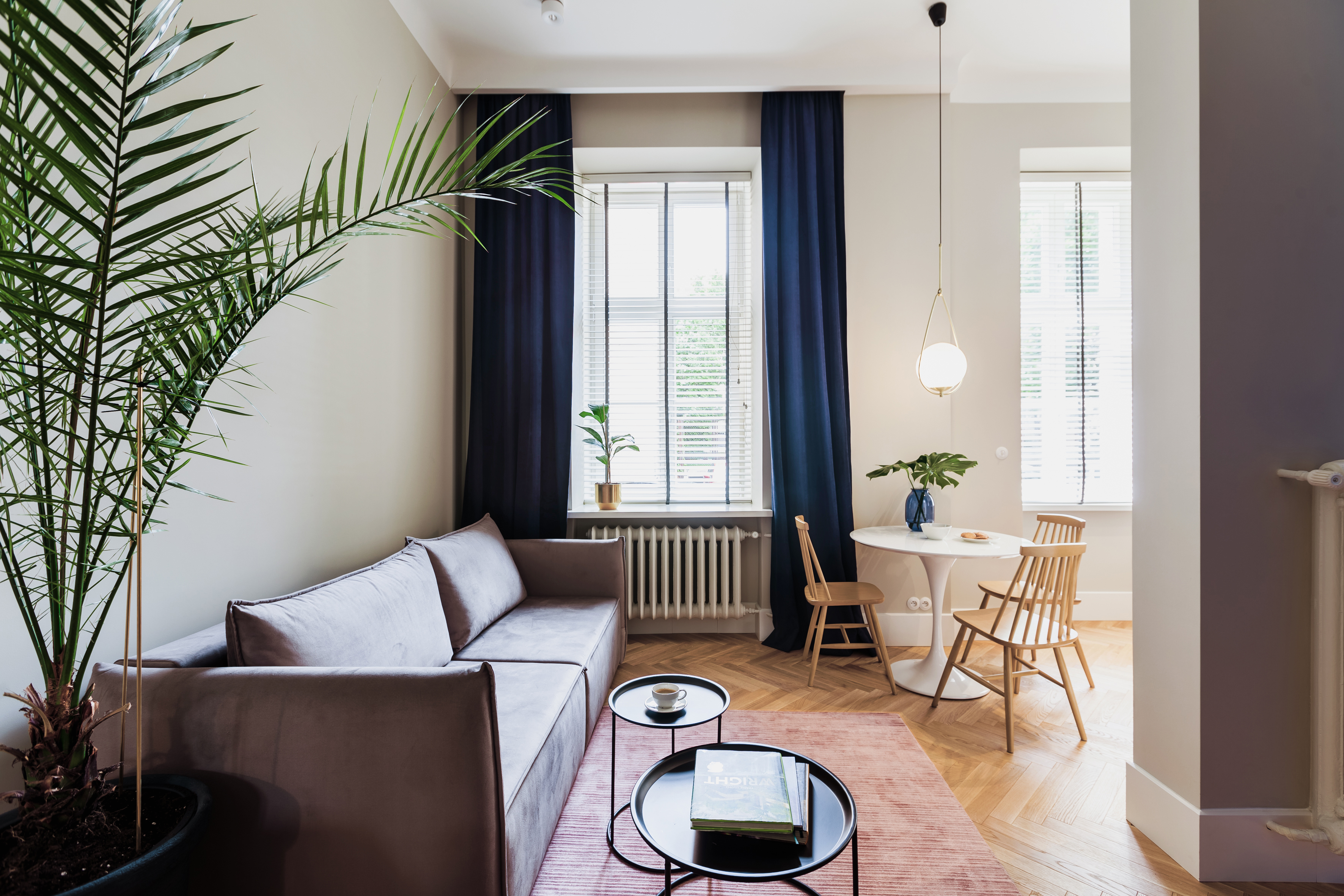 Małe przestrzenie: eleganckie mieszkanie w przedwojennej kamienicy