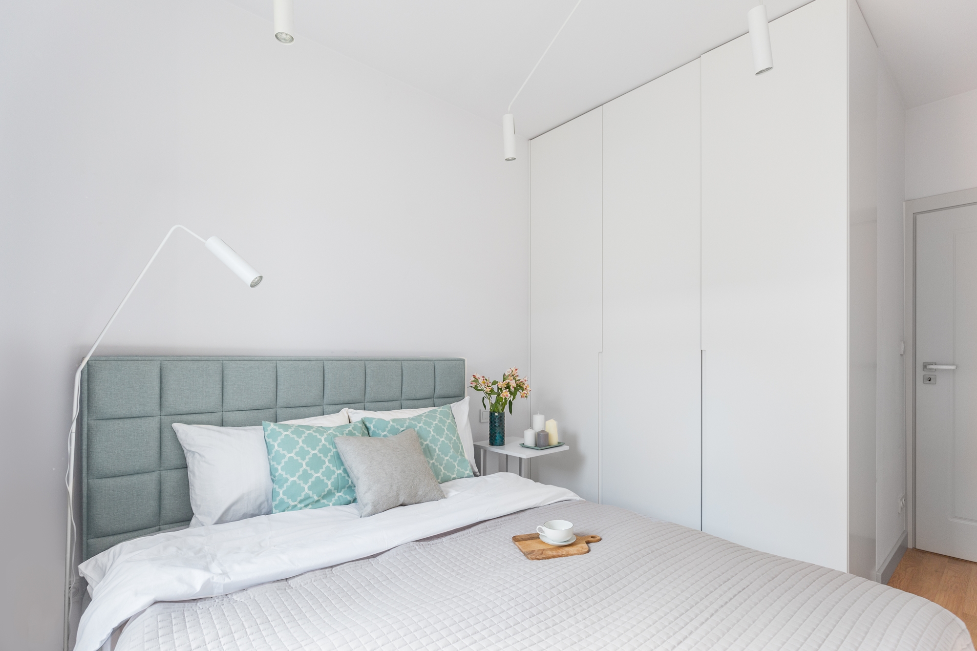 Małe przestrzenie: stylowe i kobiece mieszkanie o pow. 35 m ²