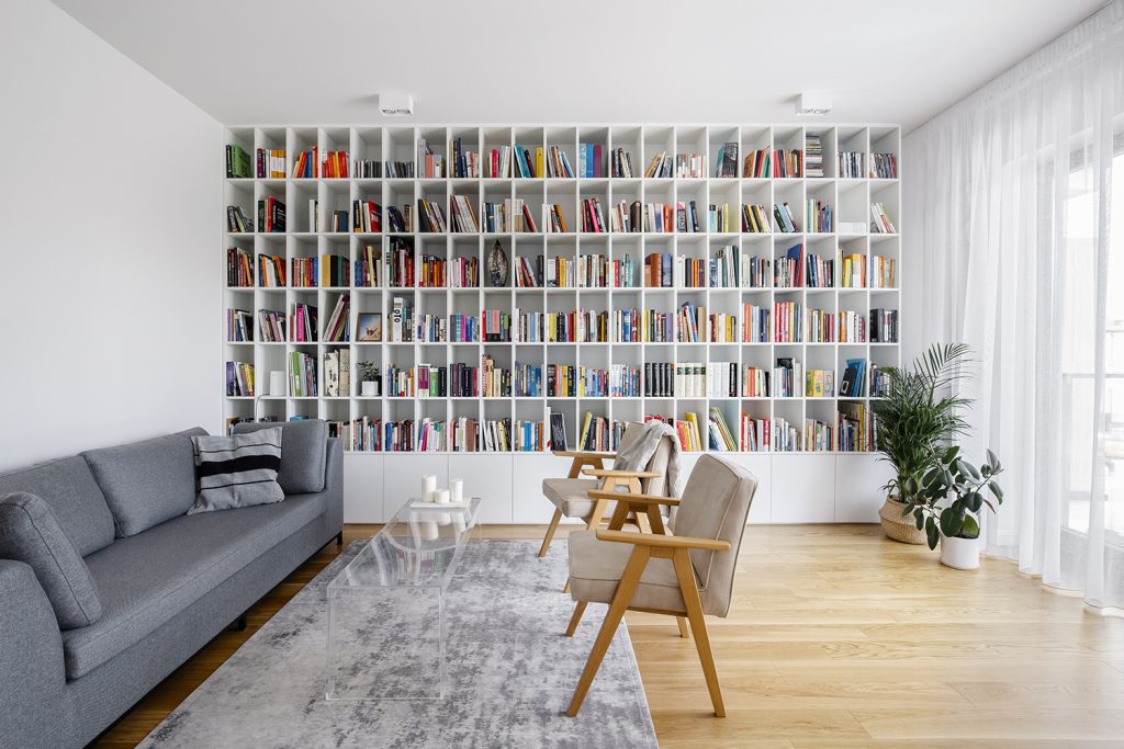minimalizm i vintage w mieszkaniu miłośników książek