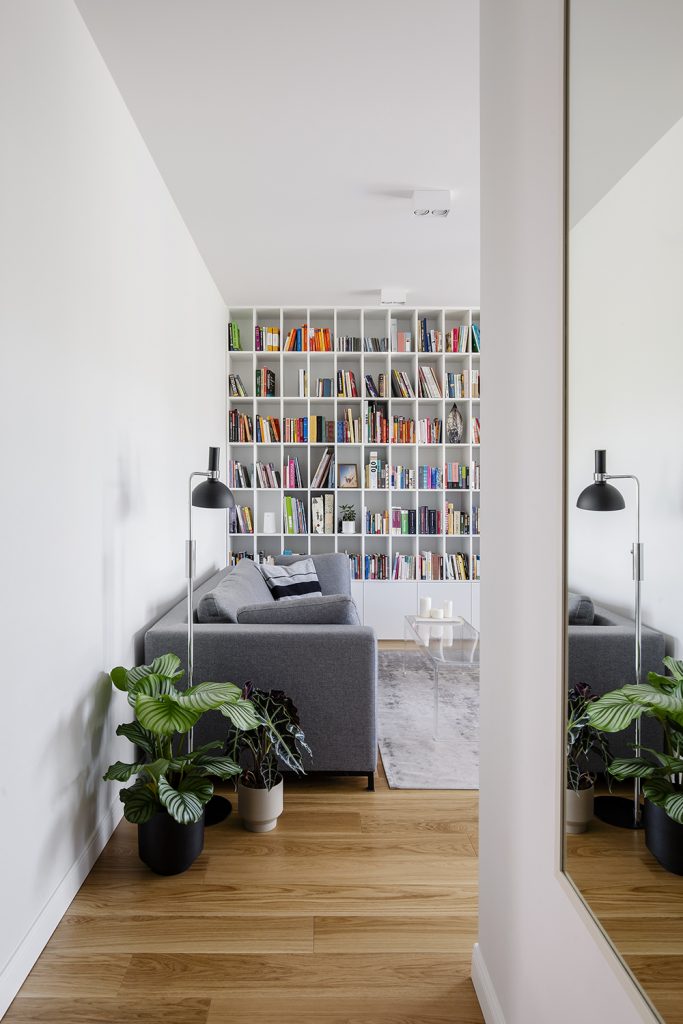 minimalizm i vintage w mieszkaniu miłośników książek