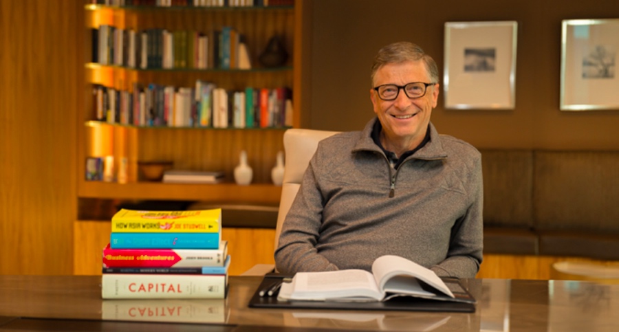 Bill Gates z książkami