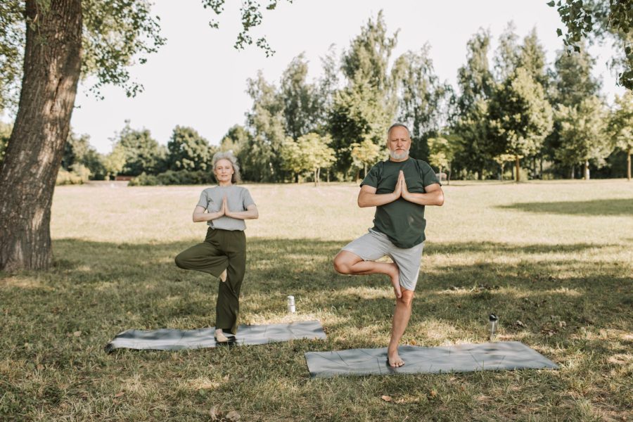 Seniorzy ćwiczący równowagę /Vlada Karpovich, pexels.com